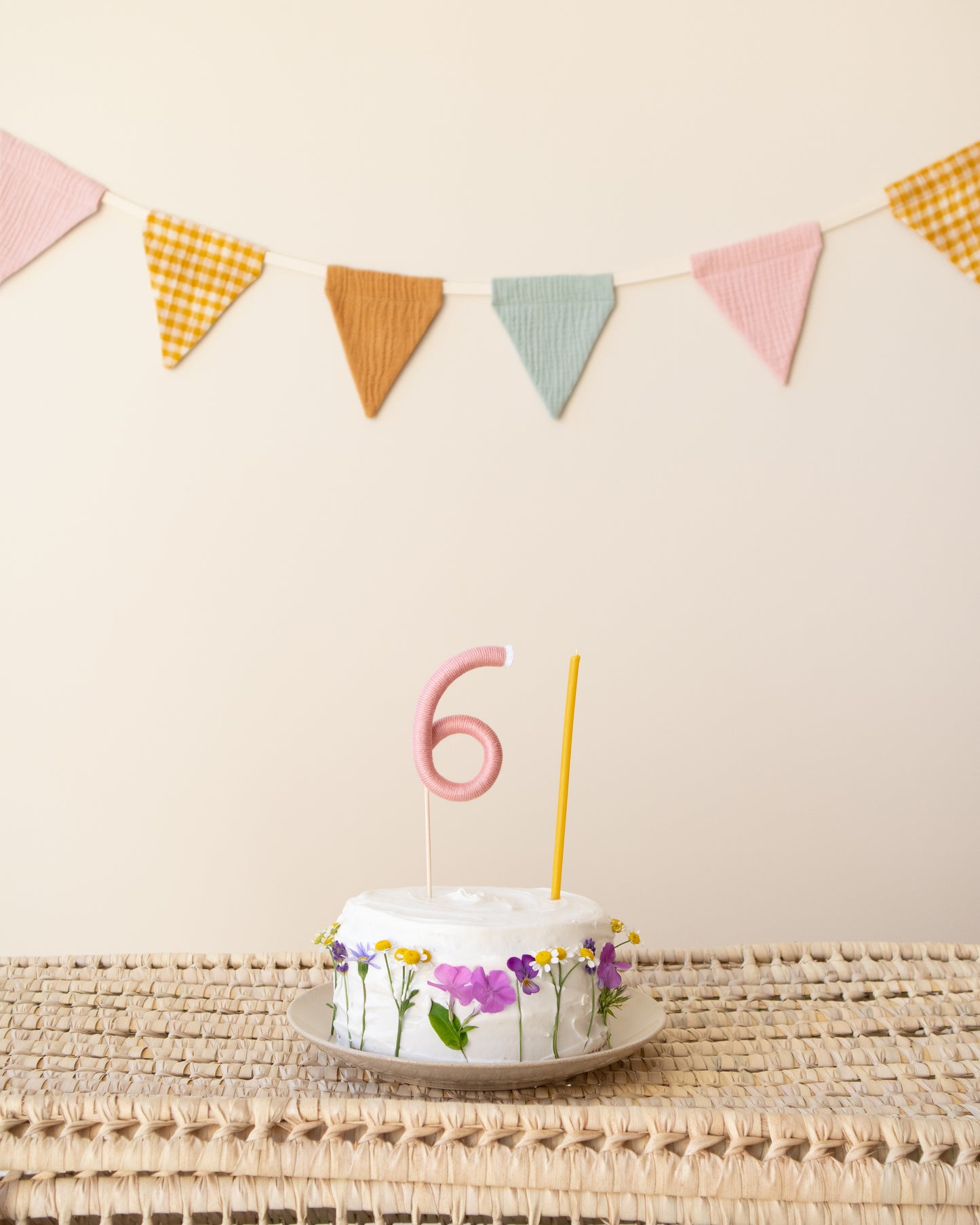 Grinalda 8 bandeirolas triangulares tons rosa