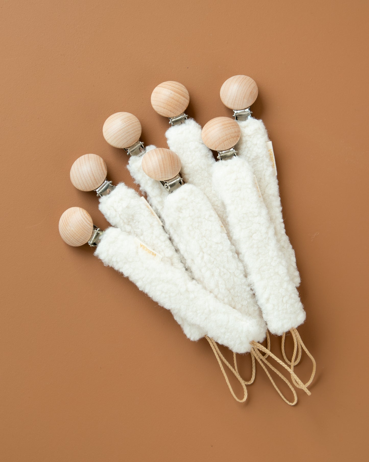 Prendedor de chupeta carneirinho bege