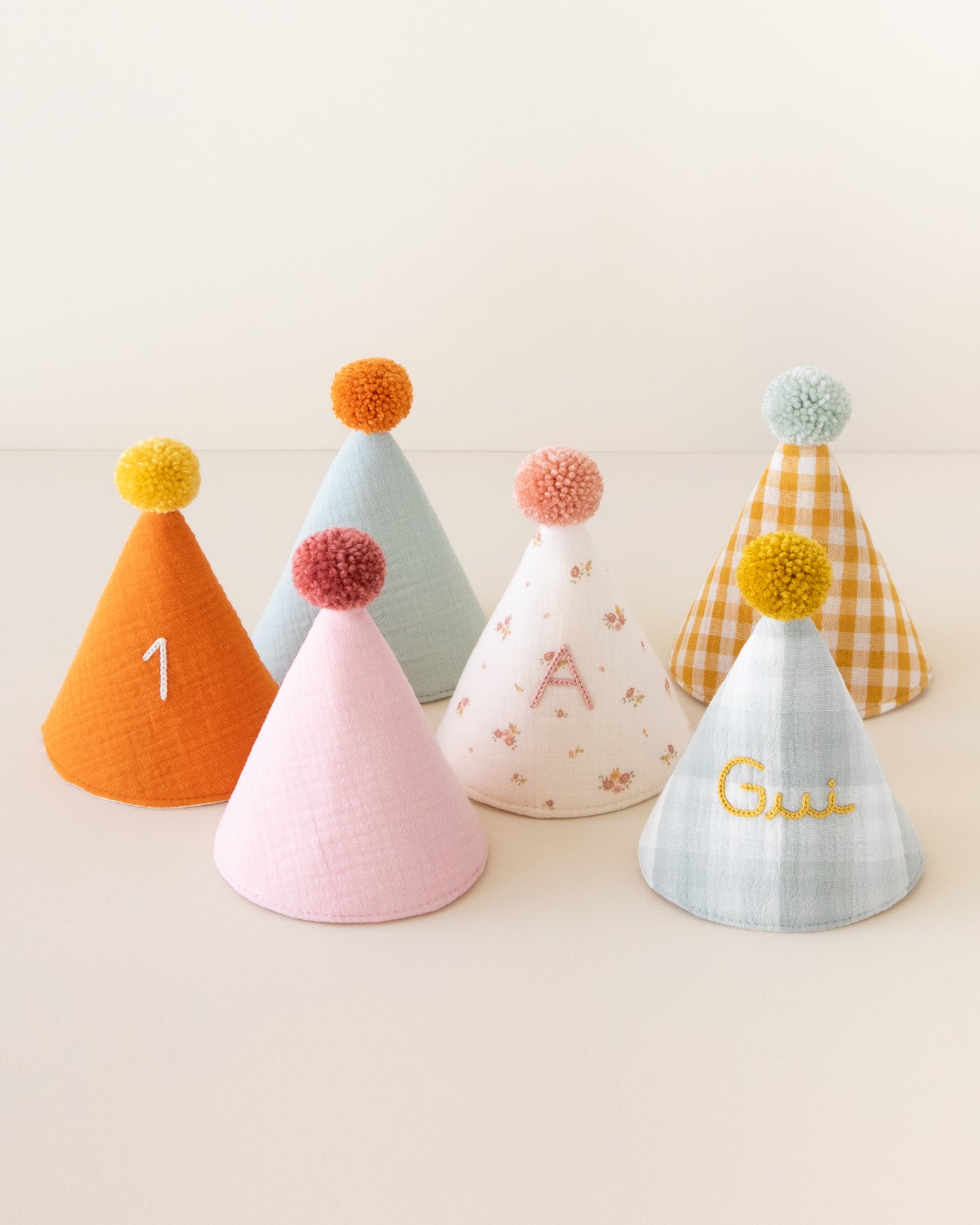 Chapéu de festa em musselina com pompom