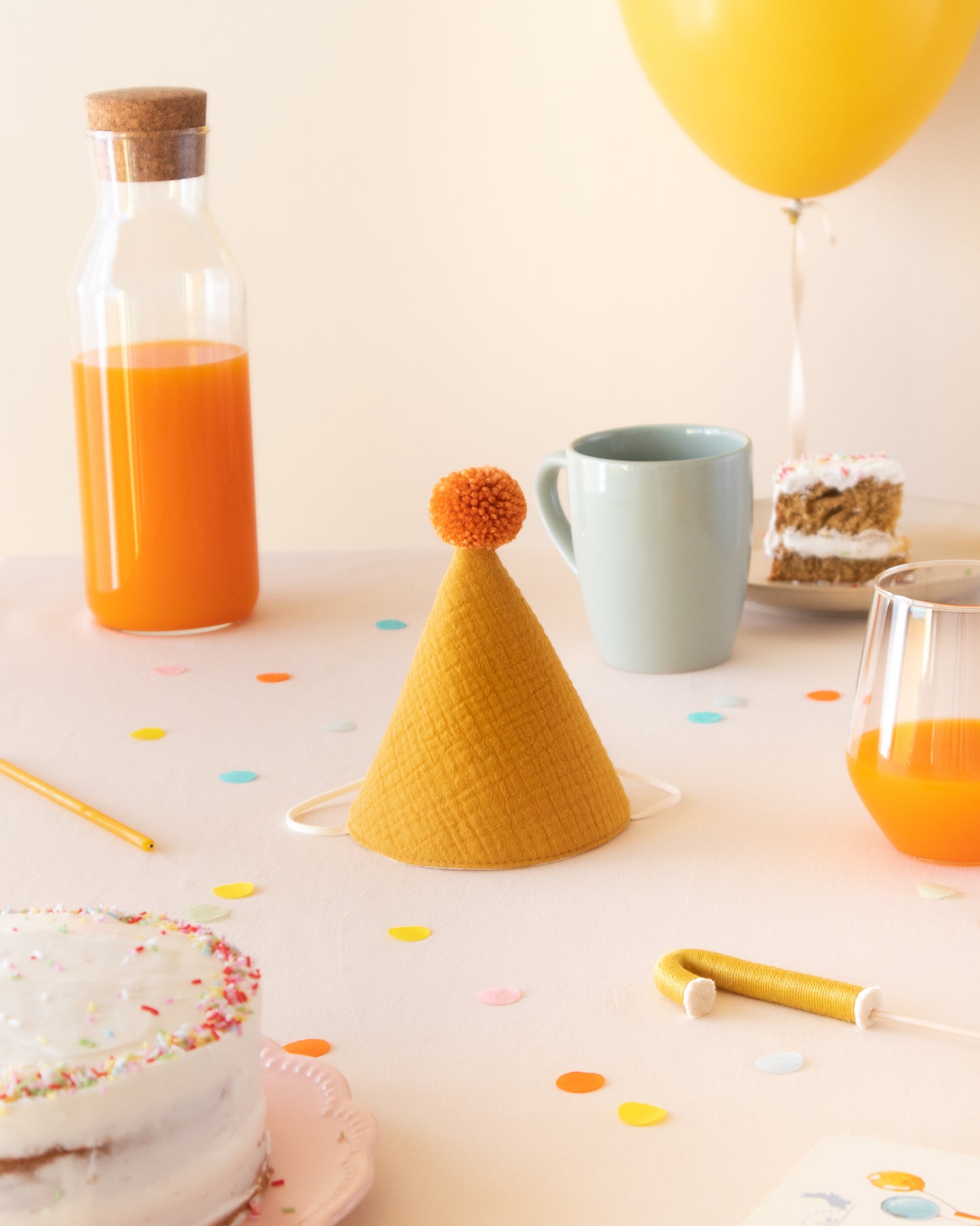 Chapéu de festa em musselina com pompom