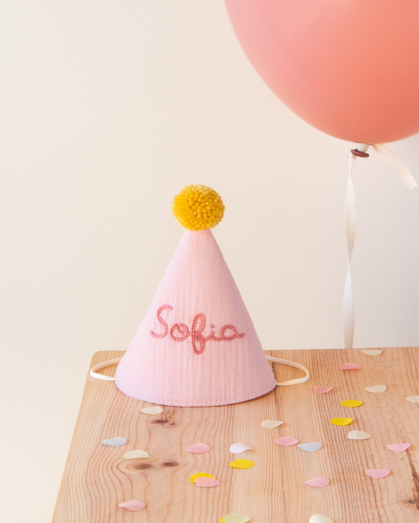 Chapéu de festa em musselina com pompom