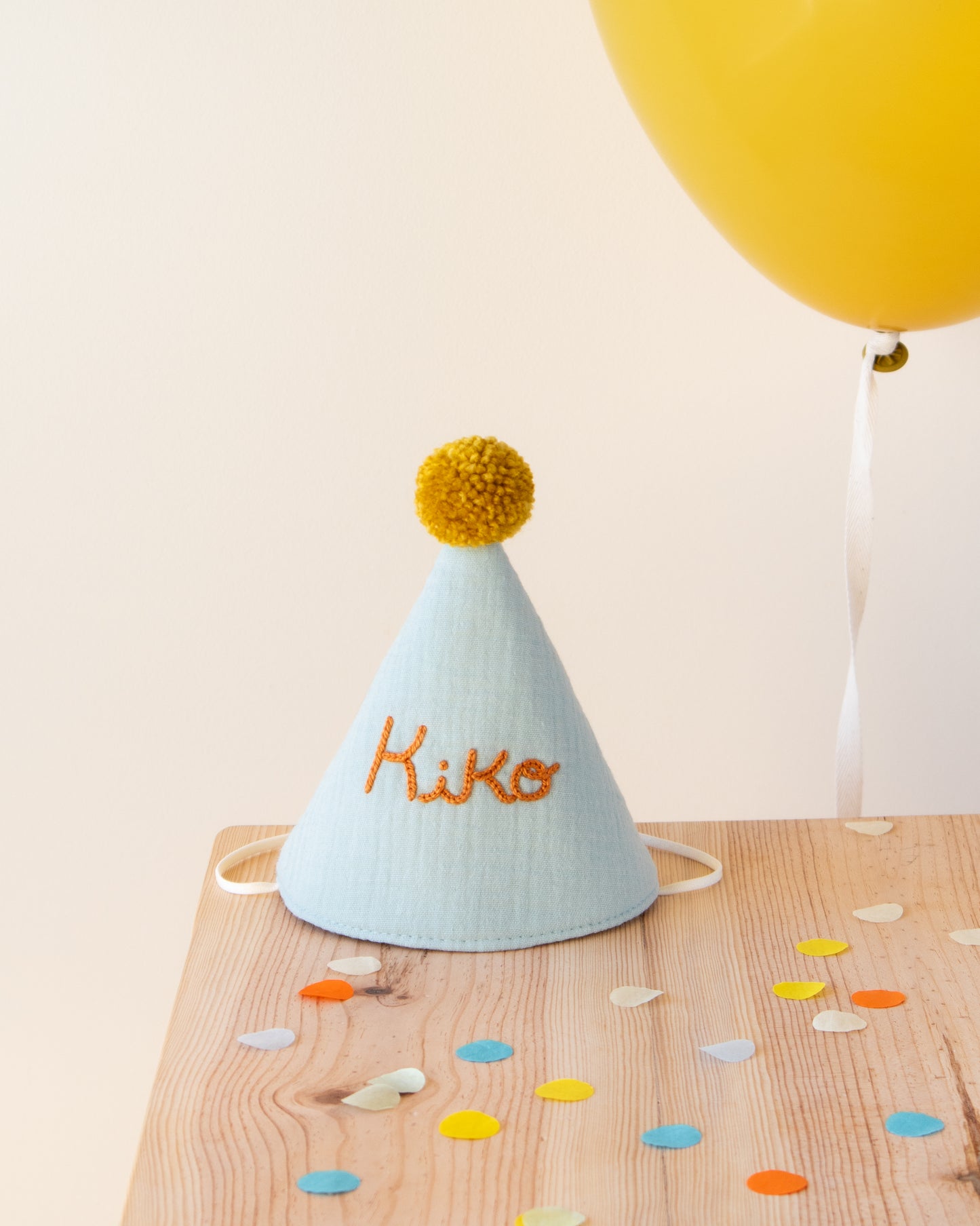 Chapéu de festa em musselina com pompom