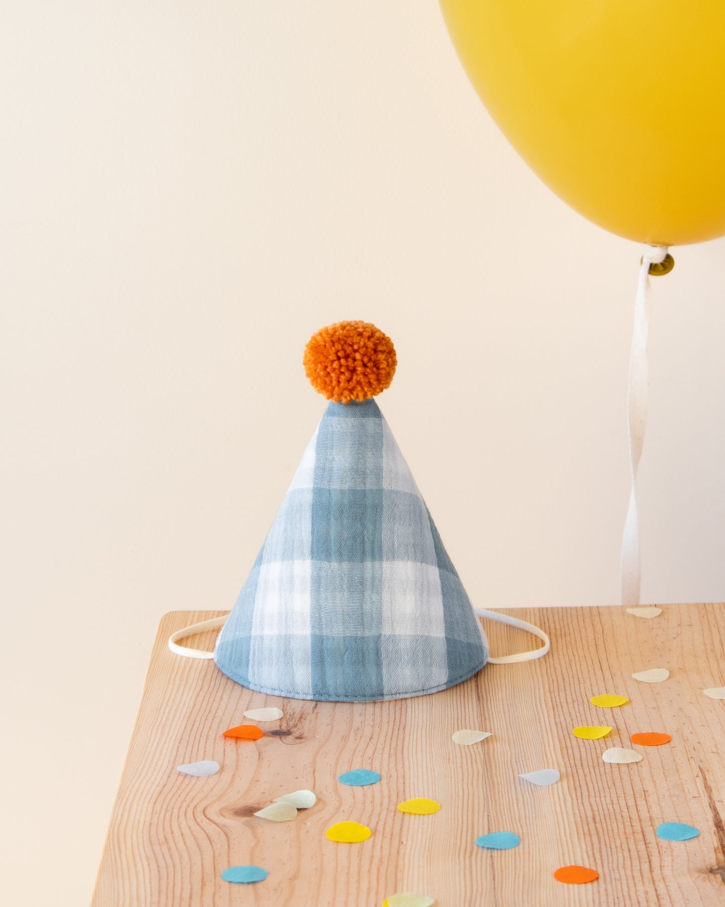 Chapéu de festa em musselina com pompom