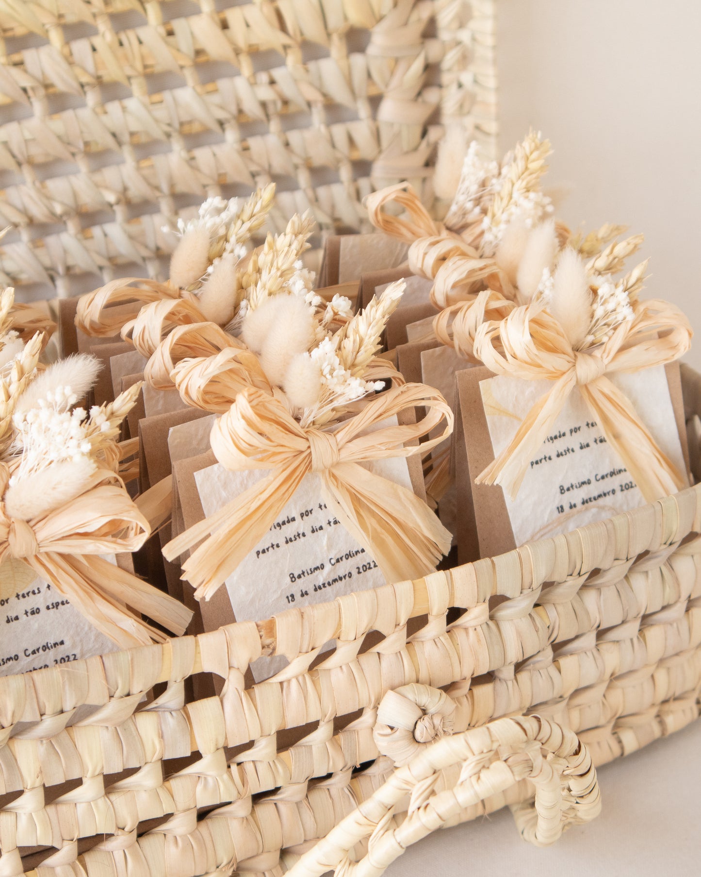 embrulhos de lembranças com ráfia natural e flores secas para oferta batizado, baby shower, primeira comunhão e aniversário
