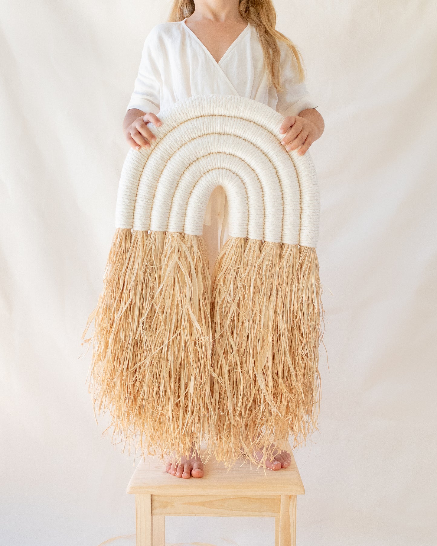 decoração quarto de criança – decoração quarto para bebé – acessório decorativo - arco-íris para pendurar parede – feito à mão – arco-íris em ráfia – estilo boho – peça minimalista