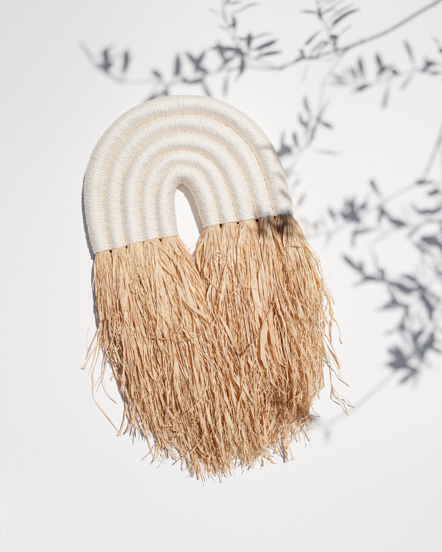 decoração quarto de criança – decoração quarto para bebé – acessório decorativo - arco-íris para pendurar parede – feito à mão – arco-íris em ráfia – estilo boho – peça minimalista