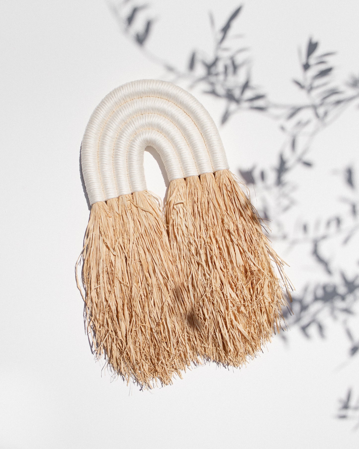 decoração quarto de criança – decoração quarto para bebé – acessório decorativo - arco-íris para pendurar parede – feito à mão – arco-íris em ráfia – estilo boho – peça minimalista