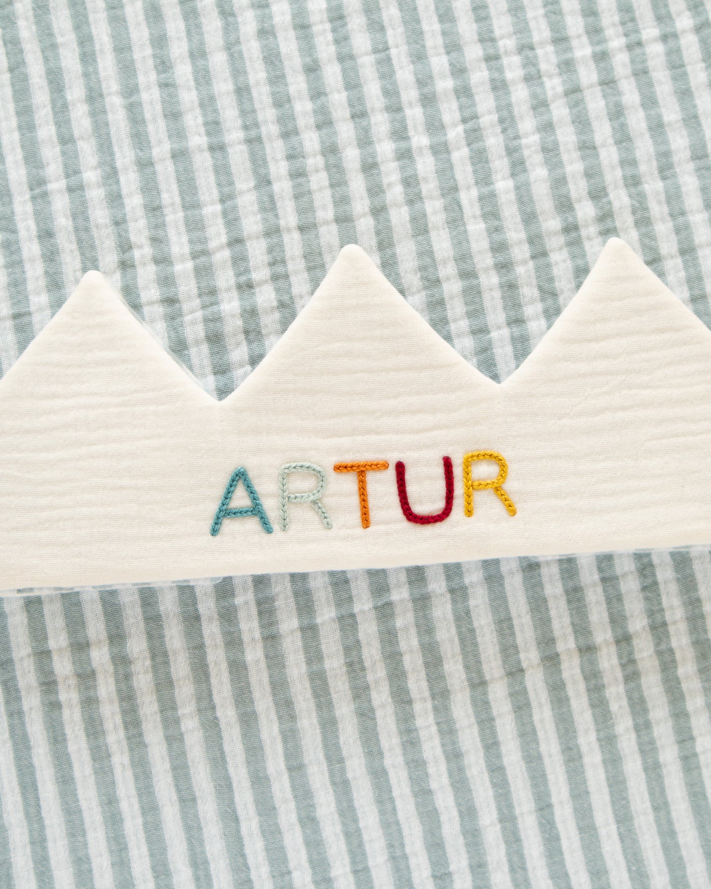 Coroa musselina reversível bordado maiúsculas