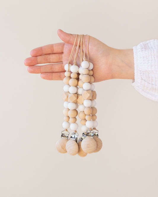 Prendedor de chupeta em silicone e madeira