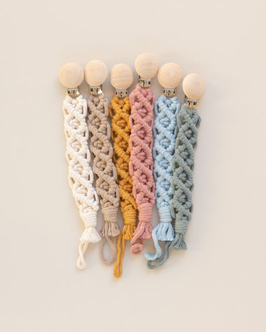 Prendedor de chupeta em macramé