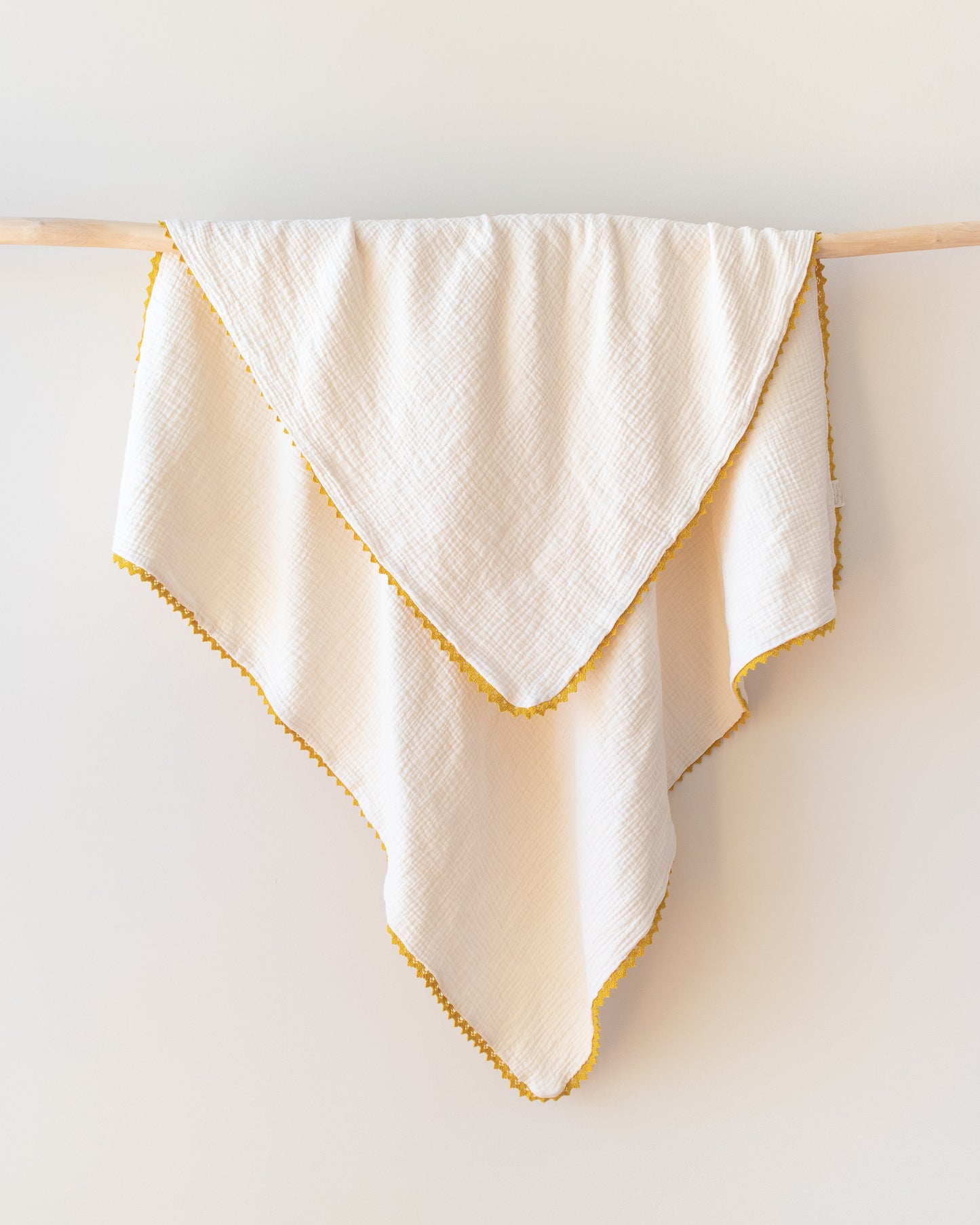 Manta musselina com renda algodão mostarda