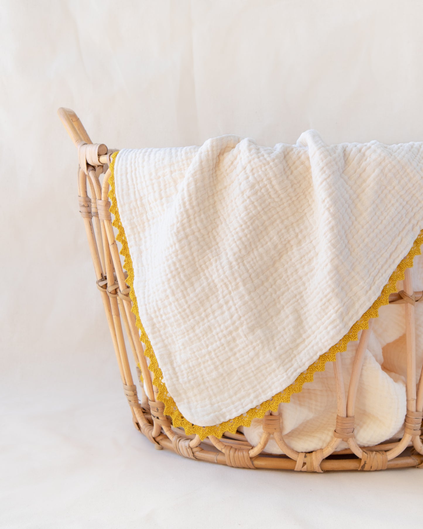 Manta musselina com renda algodão mostarda