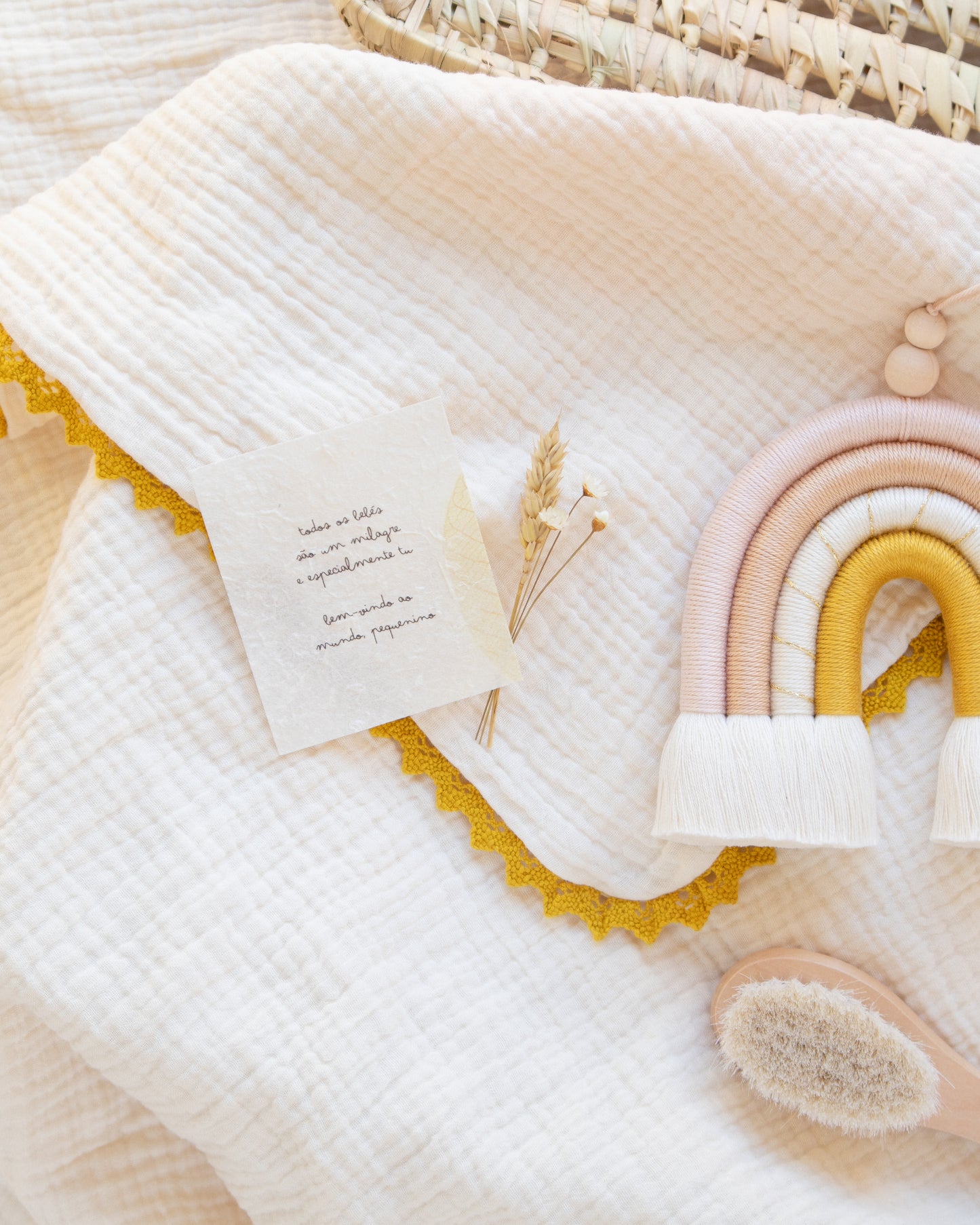 Manta musselina com renda algodão mostarda