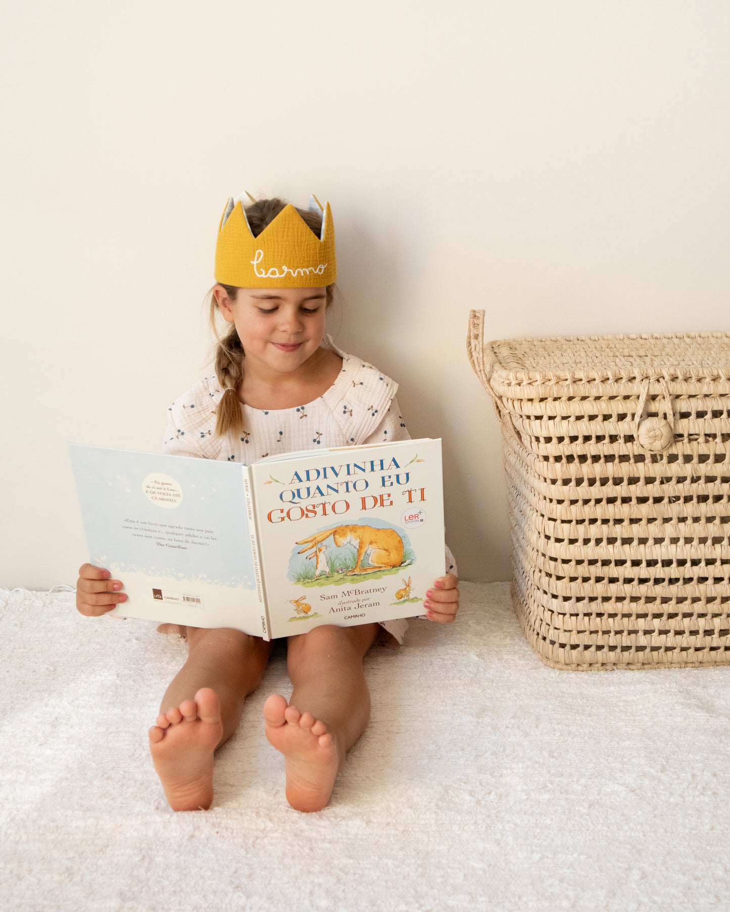Coroa de aniversário reversível em musselina mostarda com bordado à mão com nome da criança, coroa para festas infantis