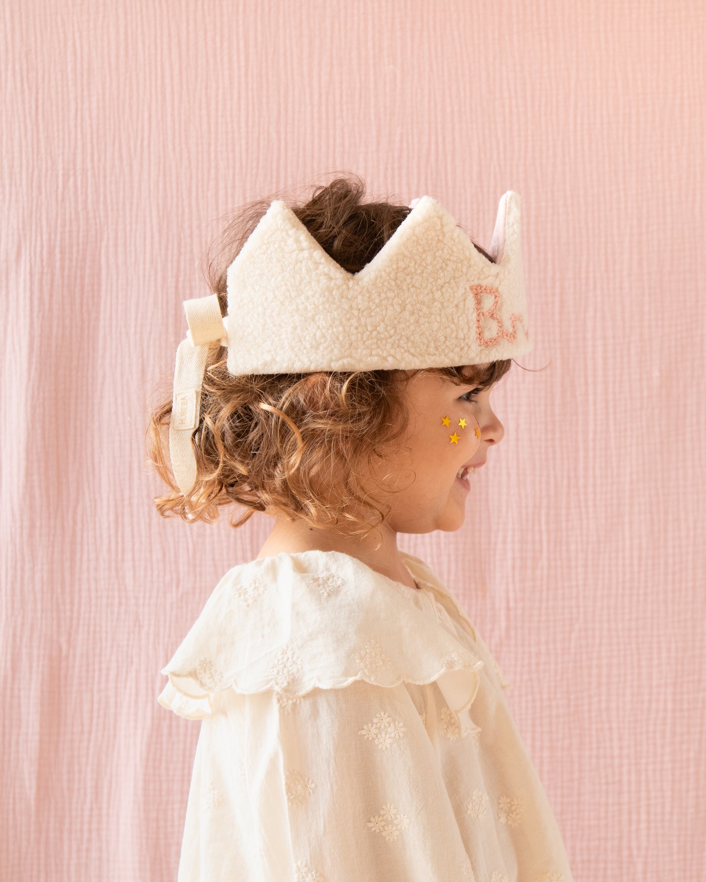 coroa de aniversário reversível em pelo carneirinho bege com nome bordado da criança aniversariante