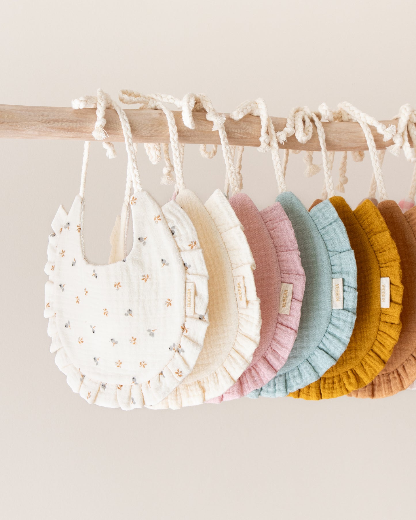 Babete impermeável em musselina com folhos