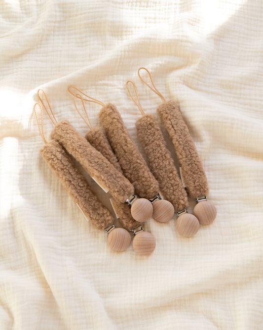 Prendedor de chupeta carneirinho castanho