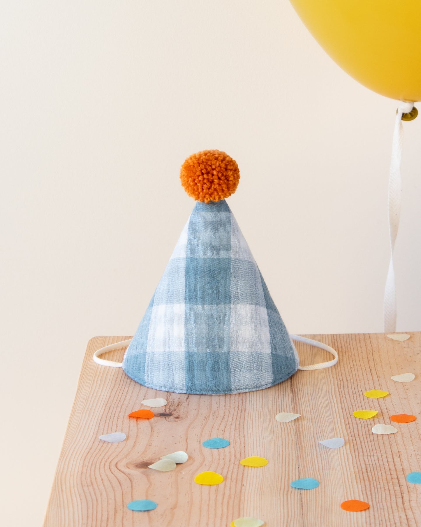 Chapéu de aniversário vichy azul com pompom tangerina