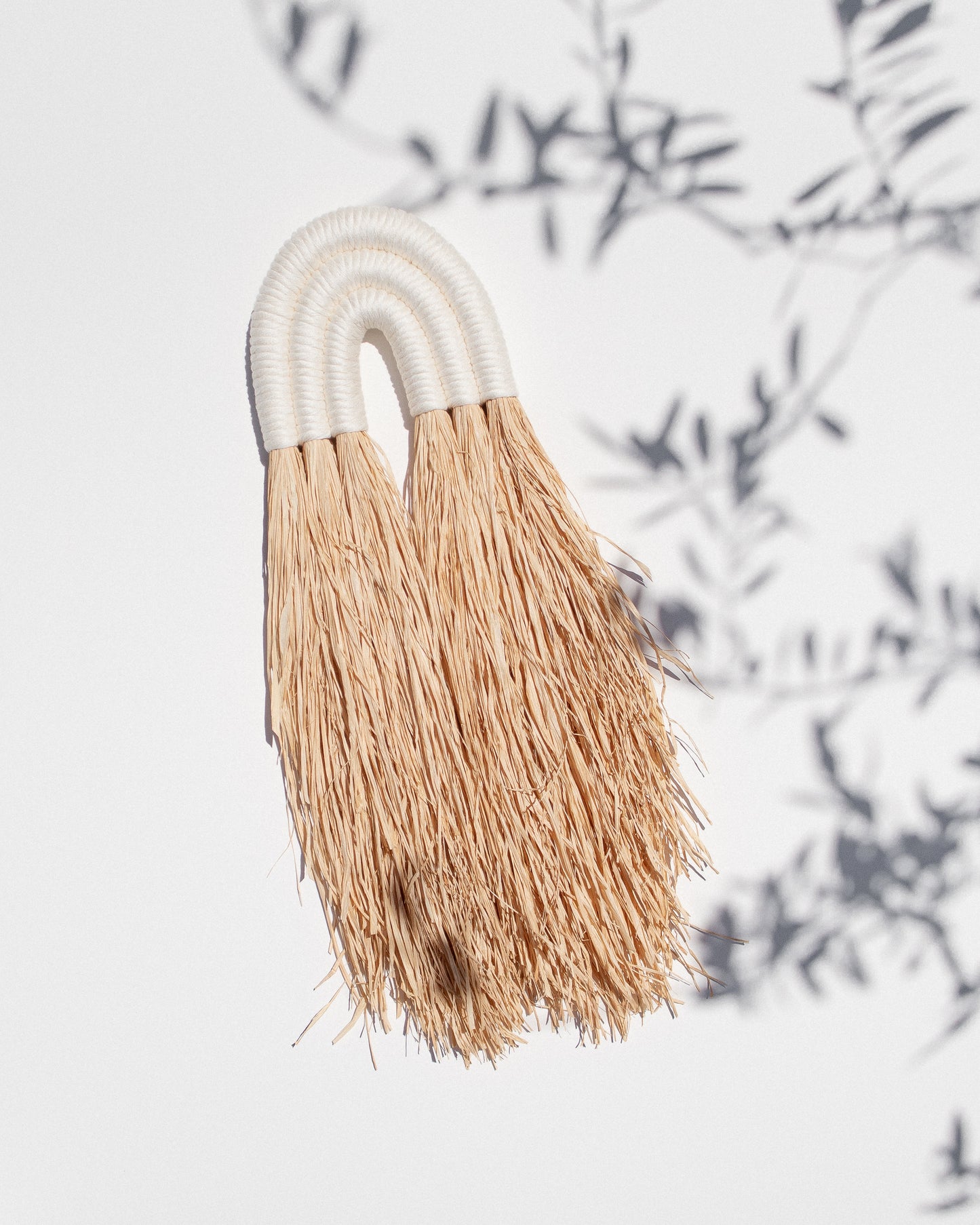 decoração quarto de criança – decoração quarto para bebé – acessório decorativo - arco-íris para pendurar parede – feito à mão – arco-íris em ráfia – estilo boho – peça minimalista